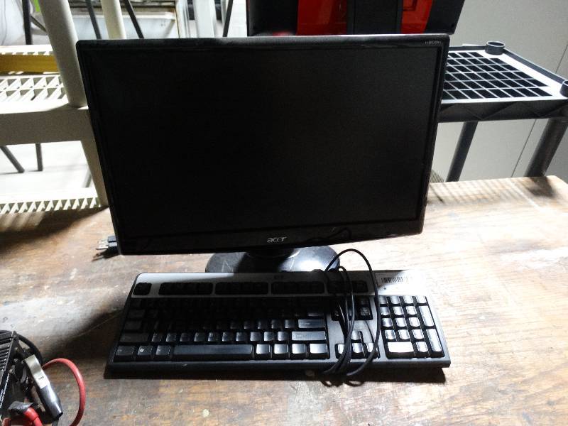 lot 301 image: Acer LCD monitor w keyboard