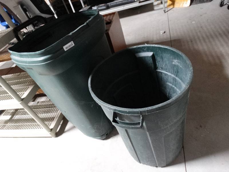 lot 305 image: 2 trash cans