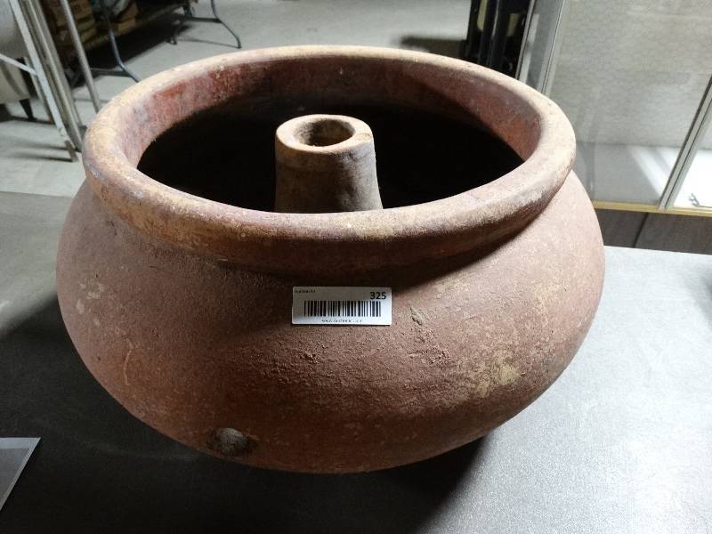 lot 325 image: Round clay hose pot