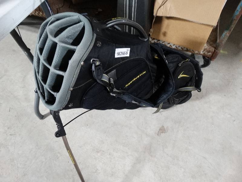 lot 363 image: Nike golf bag