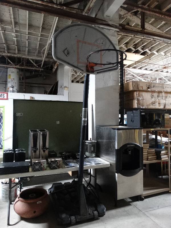 lot 367 image: Portable basketball goal w base