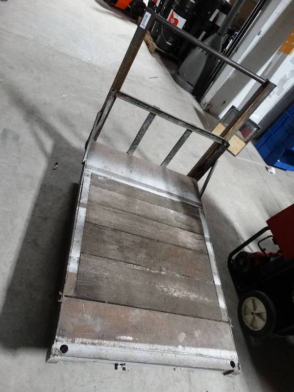 lot 368 image: Warehouse cart on wheels