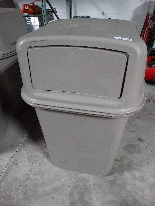 lot 371 image: Rubbermaid commercial trash can w lid