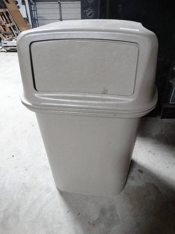 lot 372 image: Rubbermaid commercial trash can w lid