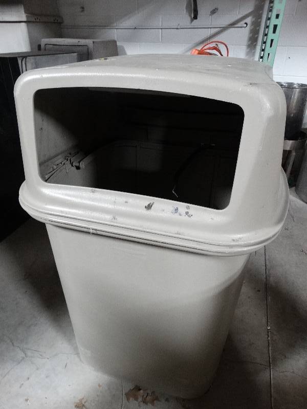 lot 373 image: Rubbermaid commercial trash can w lid