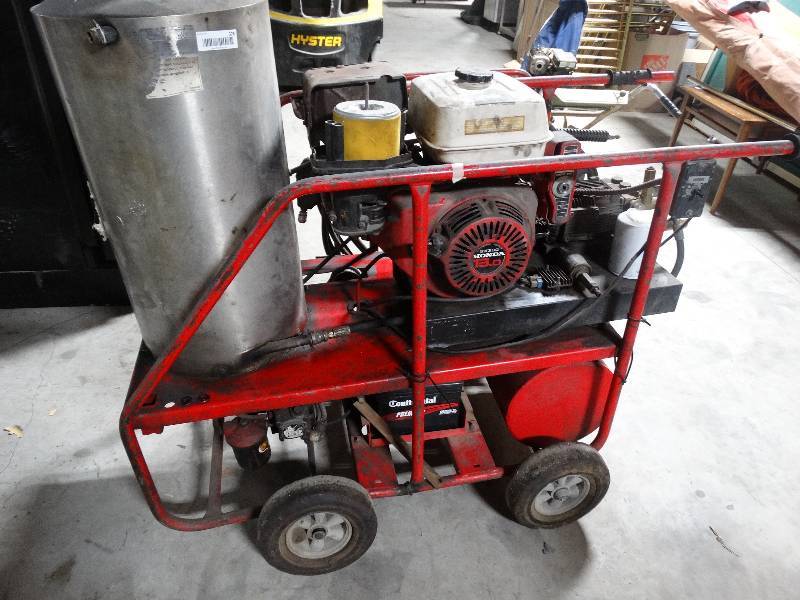 lot 376 image: Hotsy style gas steamer pressure washer w electric start- 13 HP Honda motor