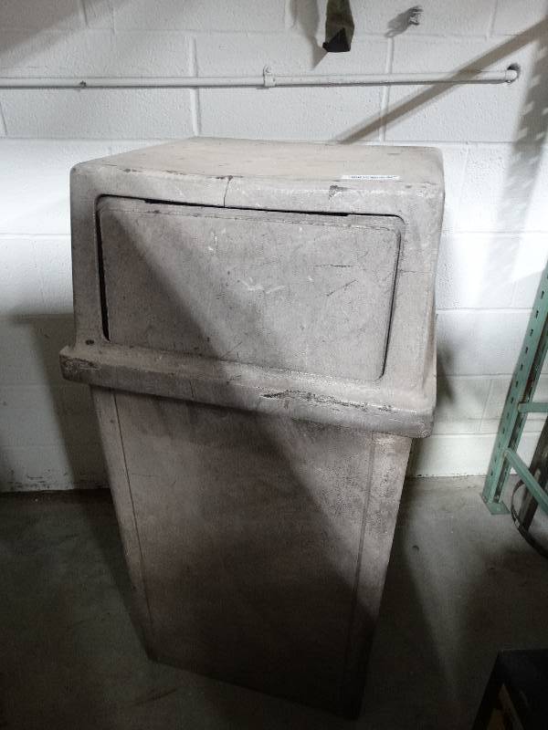 lot 378 image: Commercial trash can w lid