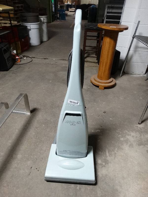 lot 395 image: Riccar 4508 vacuum sweeper