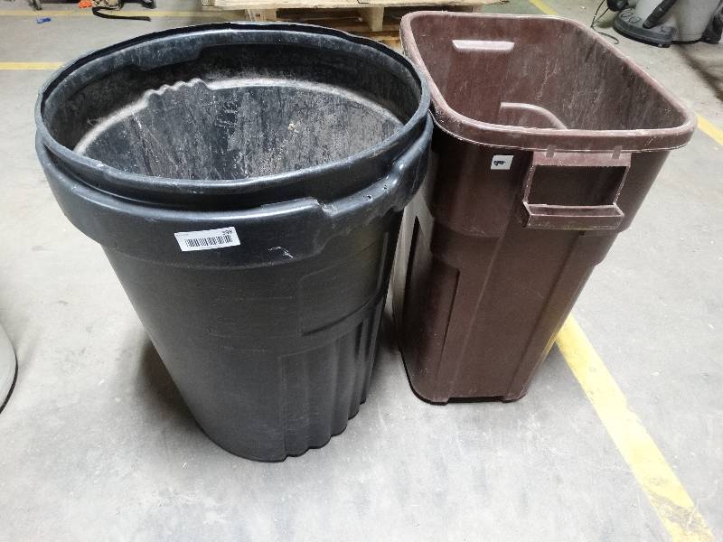 lot 398 image: 2 trash cans