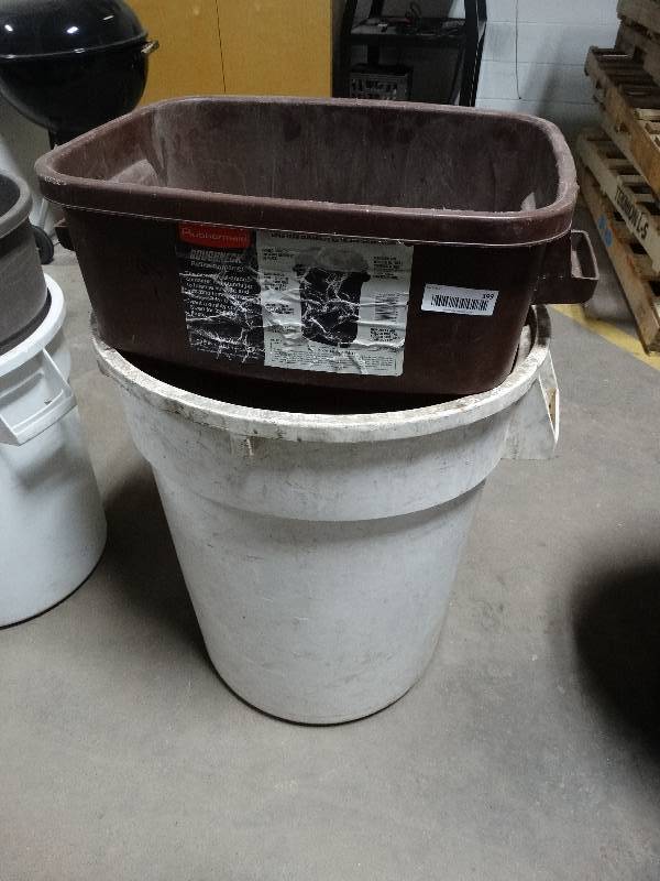lot 399 image: 2 trash cans
