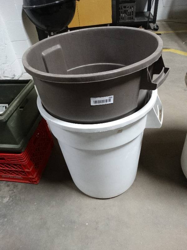 lot 400 image: 2 trash cans