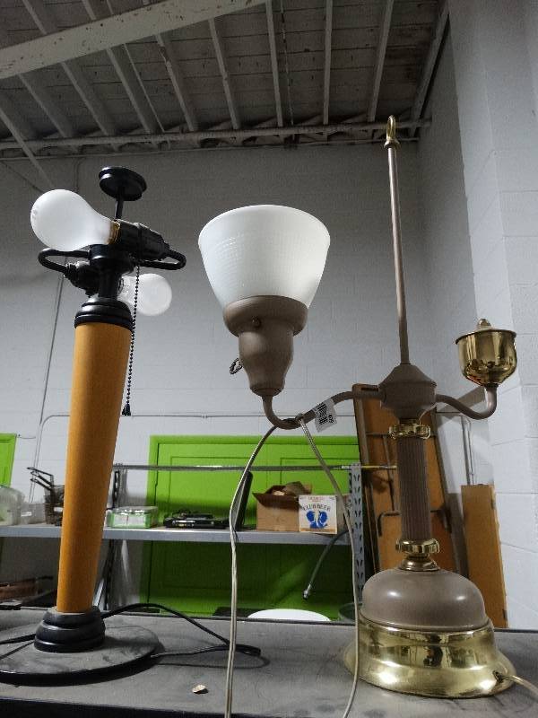 lot 409 image: 2 lamps