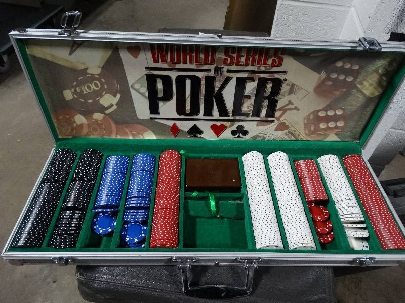 lot 419 image: Poker chip set in metal case
