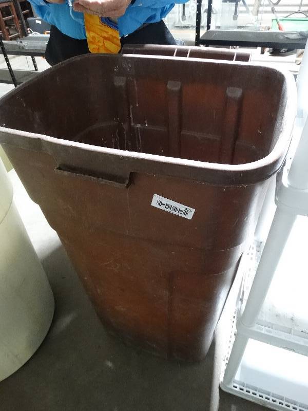 lot 425 image: Trash can on wheels