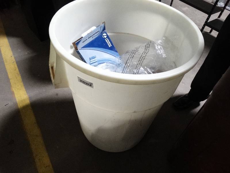 lot 426 image: Lg rubber trash can