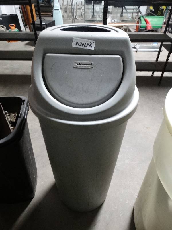lot 427 image: Commercial trash can w lid