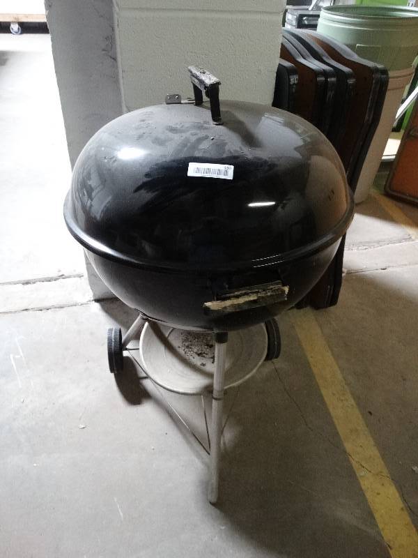 lot 430 image: Charcoal BBQ grill