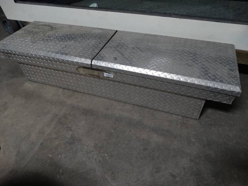 lot 433 image: Delta diamond plate aluminum full size tool box