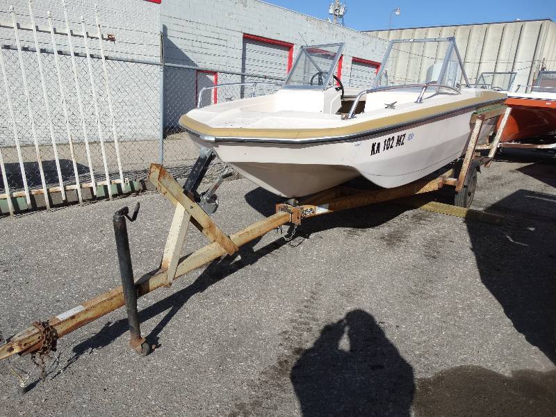 lot 439 image: Glastron fishing boat w 70 HP Chrysler motor & trailer