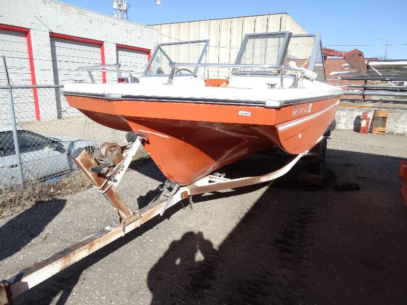 lot 440 image: Steury fishing boat w 85 HP Evinrude motor & trailer