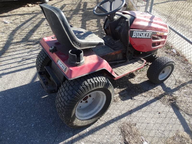 lot 443 image: Huskee riding mower