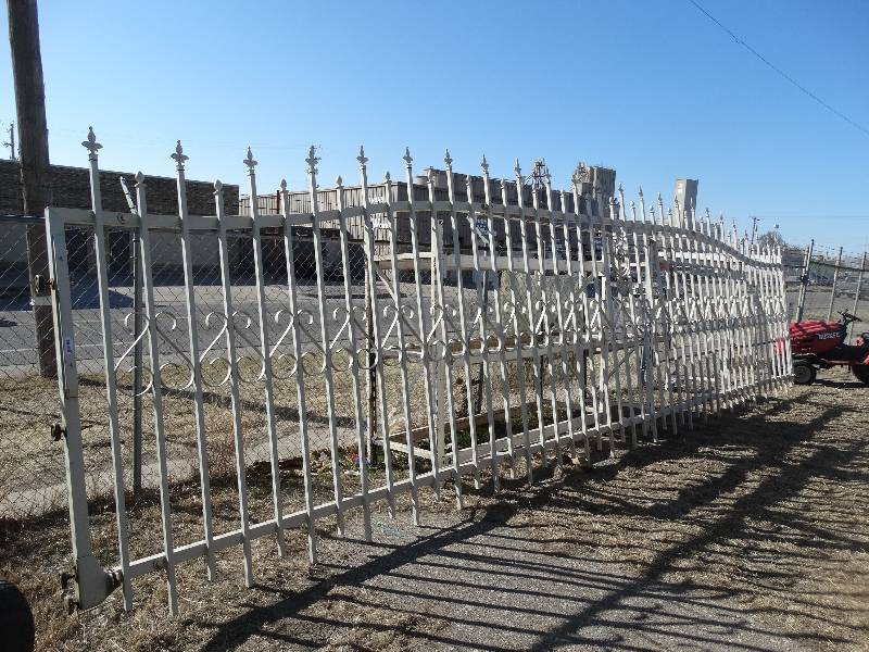 lot 448 image: Large custom metal gate- 28 ft long x 93 tall