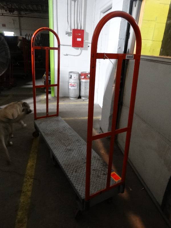 lot 4439 image: Commercial U boat rolling rack w removable handles