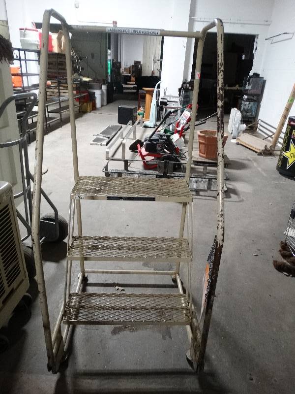 lot 4440 image: Commercial 3 step warehouse ladder