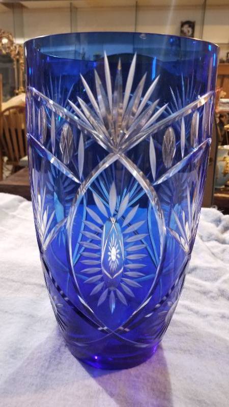 lot 3941 image: 12 Blue Crystal Vase