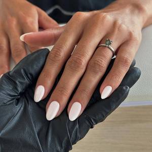 lot 22747 image: XCREANDO White Chrome Press on Nails Medium Almond, Mirror Metal Fake Nails Glue on,Plating Artificial Nails Short Length,Metallic False Nails Acrylic Nails,Stick on Nails for Women in 24PCS