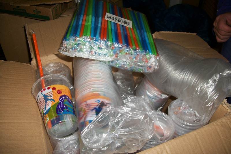 lot 9198 image: kids cups with lids and straws