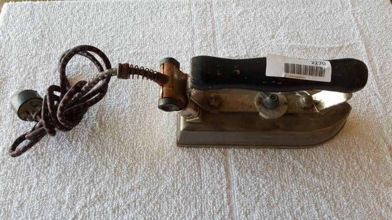 lot 2270 image: Vintage Flat Iron- Corded  Tested  American Beauty