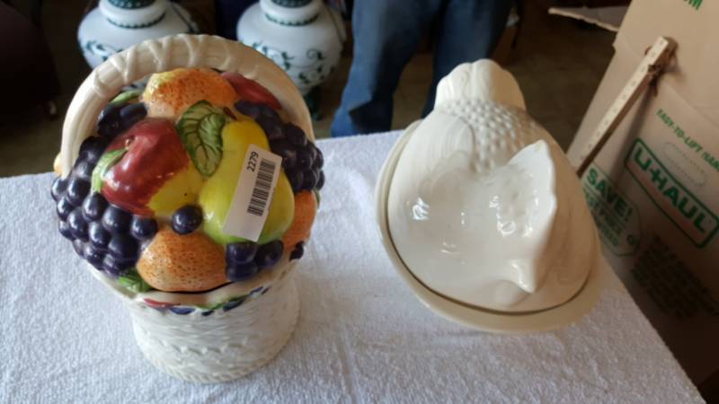 lot 2279 image: Lot of 2 Ceramic-  Fruit and Hen