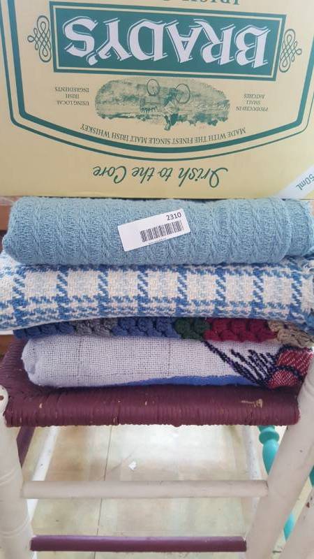 lot 2310 image: Lot of 4 Throw Blankets