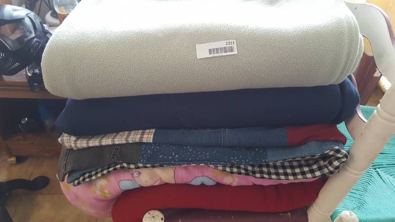 lot 2311 image: 4 Blankets and 1 Sleeping Bag