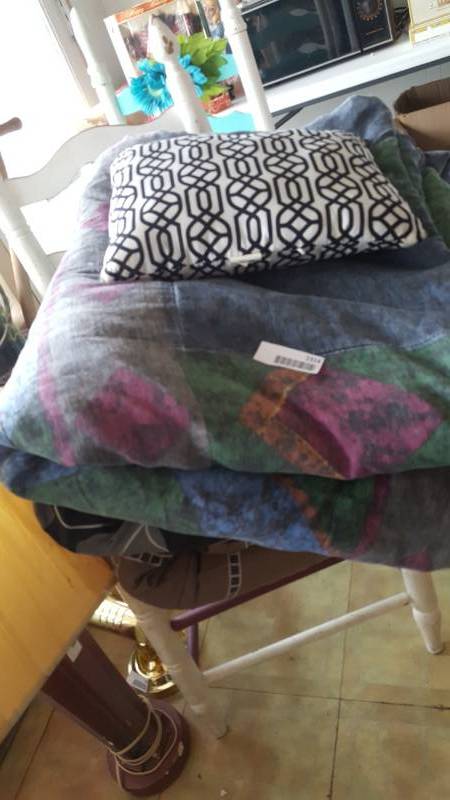 lot 2314 image: Comforter Lot
