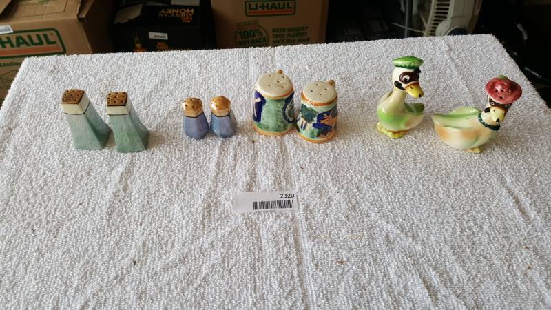 lot 2320 image: Salt and Pepper Shaker Lot