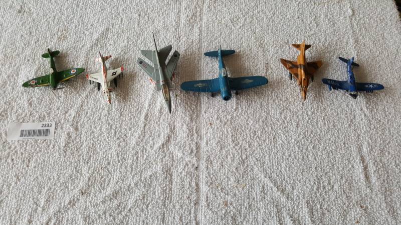 lot 2333 image: 6 Metal Hotwheel Size  Airplanes