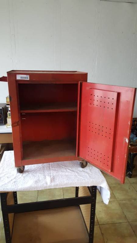 lot 2338 image: Metal Tool Cabinet Rolling