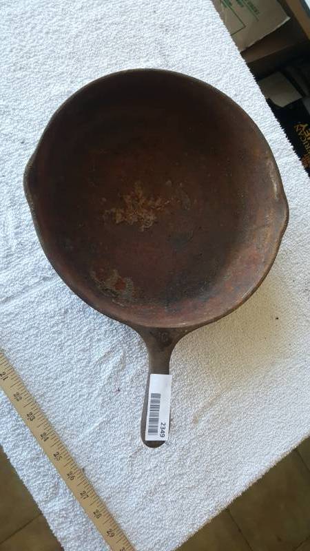lot 2349 image: #10 Cast Iron Skillet