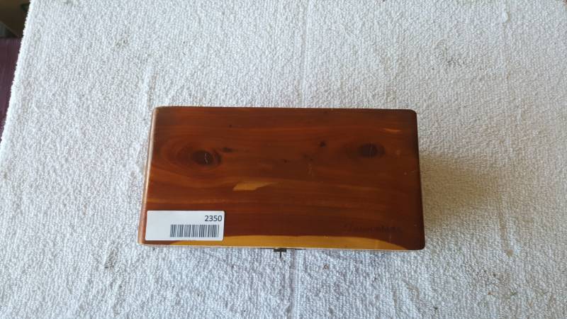 lot 2350 image: Cedar Jewelry or Knick Knack Box