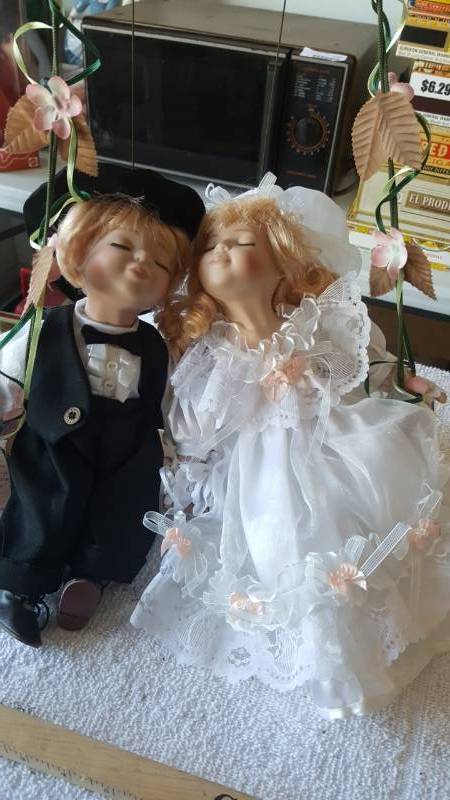 lot 2353 image: Bride and Groom Dolls