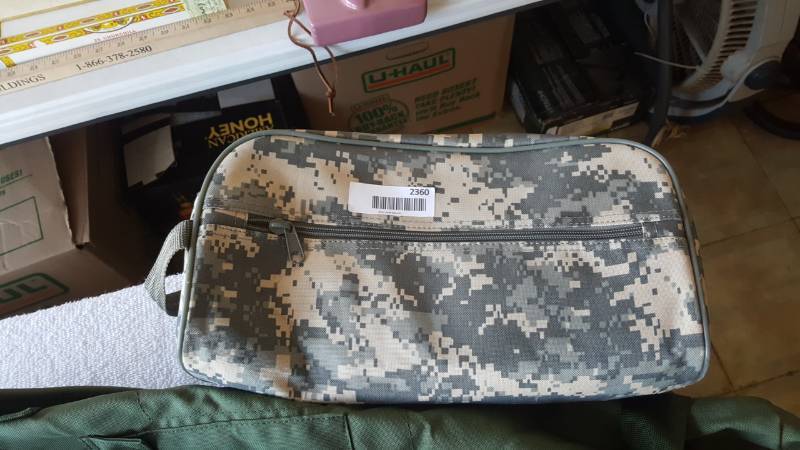 lot 2360 image: Camo Pouch and Duffle Bag