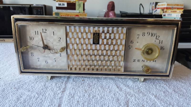 lot 2367 image: Vintage Zenith AM Radio   Tested