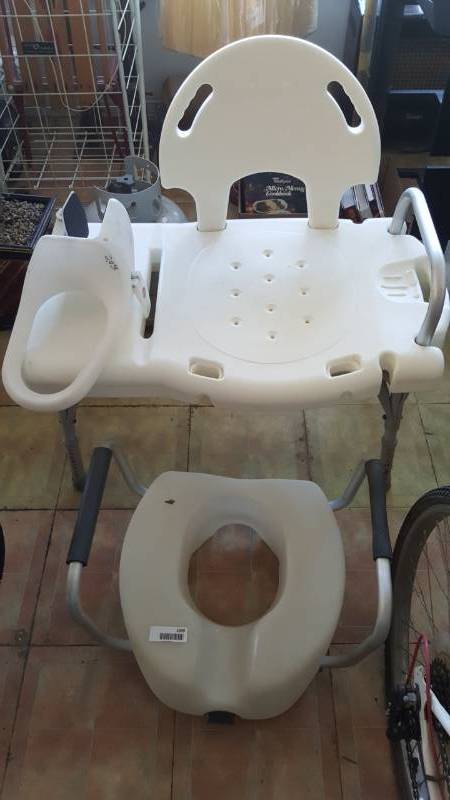 lot 2399 image: Medical Lot-  Potty and Bath Seat