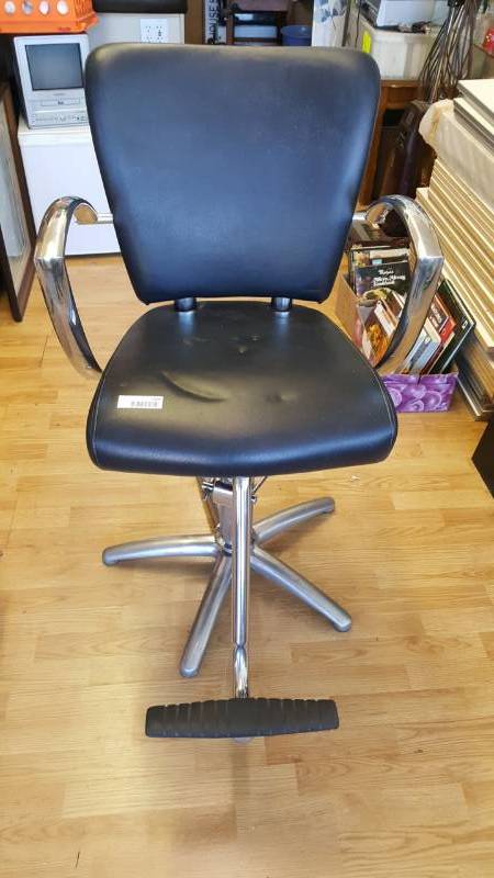 lot 2406 image: Barber  Salon Style Chair