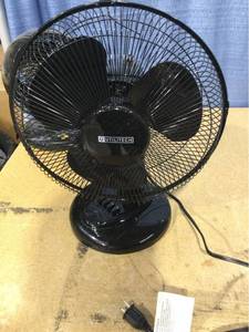 lot 3904 image: Utilitech 12-in 120-Volt 3-Speed Indoor Black Oscillating Desk Fan
