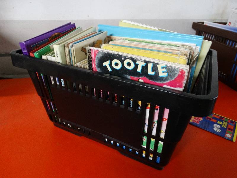 lot 746 image: Lot of assorted kid books.