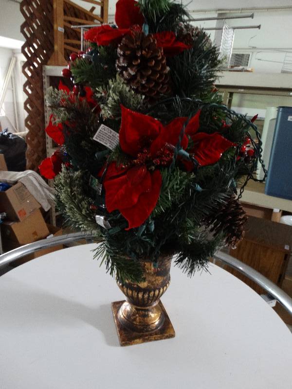 lot 752 image: Small pre lite christmas plant.