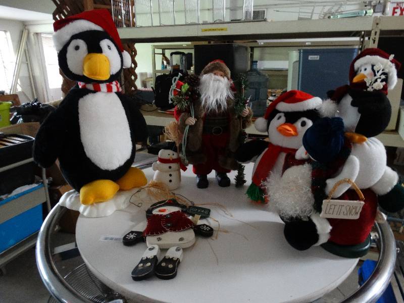 lot 753 image: Lot of christmas decor.